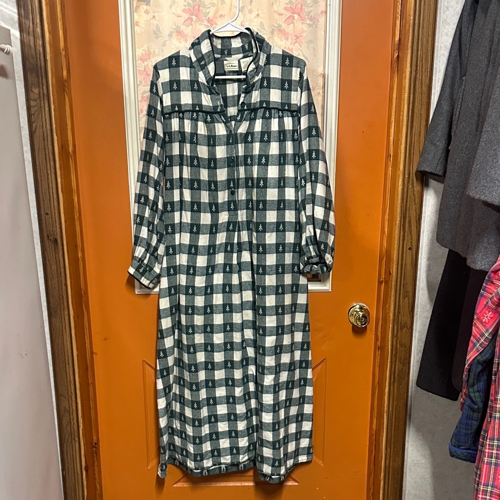 L.L. Bean Plaid Long Sleeve nightgown in Green and White